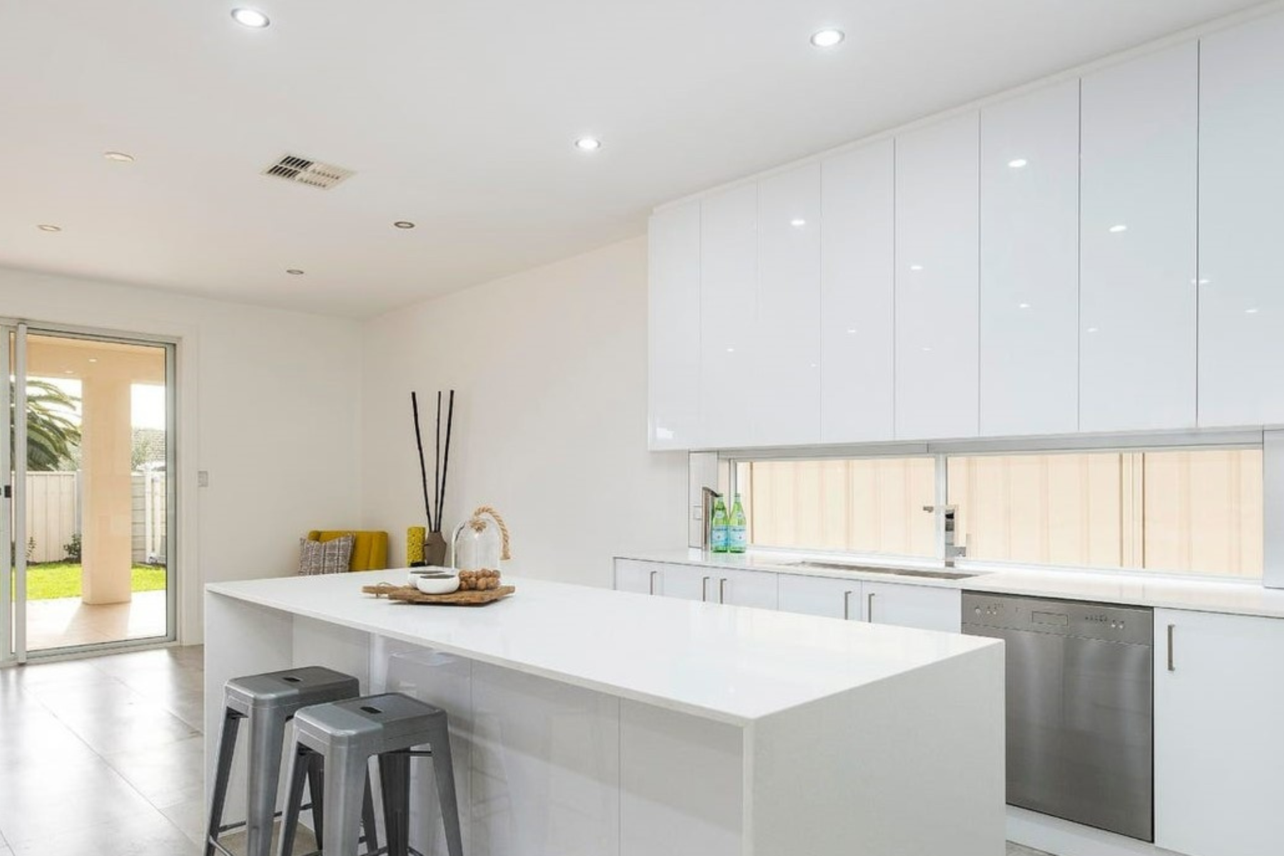 Beautiful contemporary four-bedroom property with a nice secure back yard with alfresco. — Home image 3