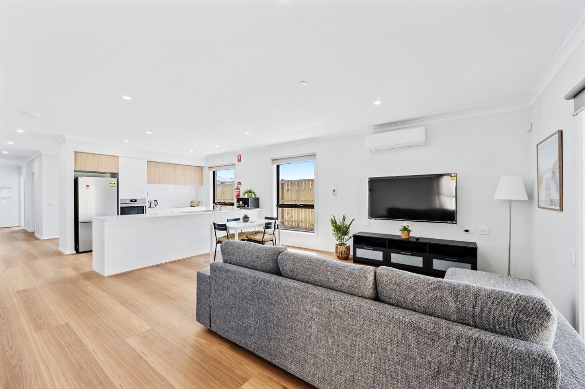 Modern 3-Bedroom HPS - Earlville Street, Manor Lakes VIC — Home image 3
