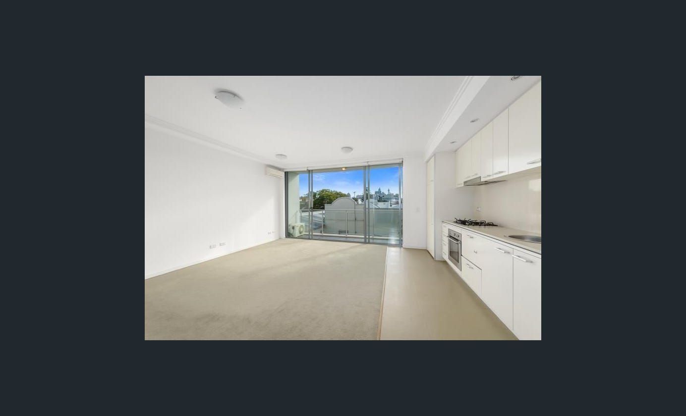 Top floor sun drenched open plan 1 bedroom apartment in Redfern