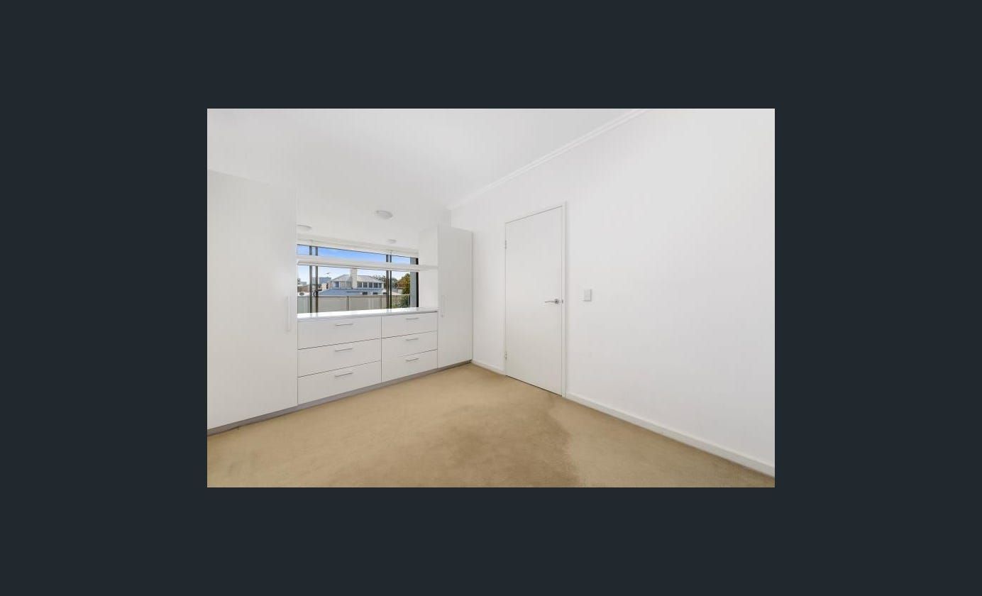 Top floor sun drenched open plan 1 bedroom apartment — Home image 9