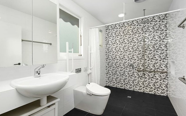 Accessible Newtown 3 B/R Home. MTA - Female with Nil BOH - Avail Immediately. — Home image 4