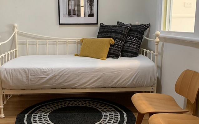 Accessible Newtown 3 B/R Home. MTA - Female with Nil BOH - Avail Immediately. — Home image 5