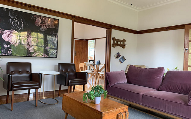 Accessible Newtown 3 B/R Home. MTA - Female with Nil BOH - Avail Immediately. — Home image 10