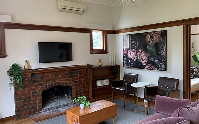 Accessible Newtown 3 B/R Home. MTA - Female with Nil BOH - Avail Immediately. — Home image 11