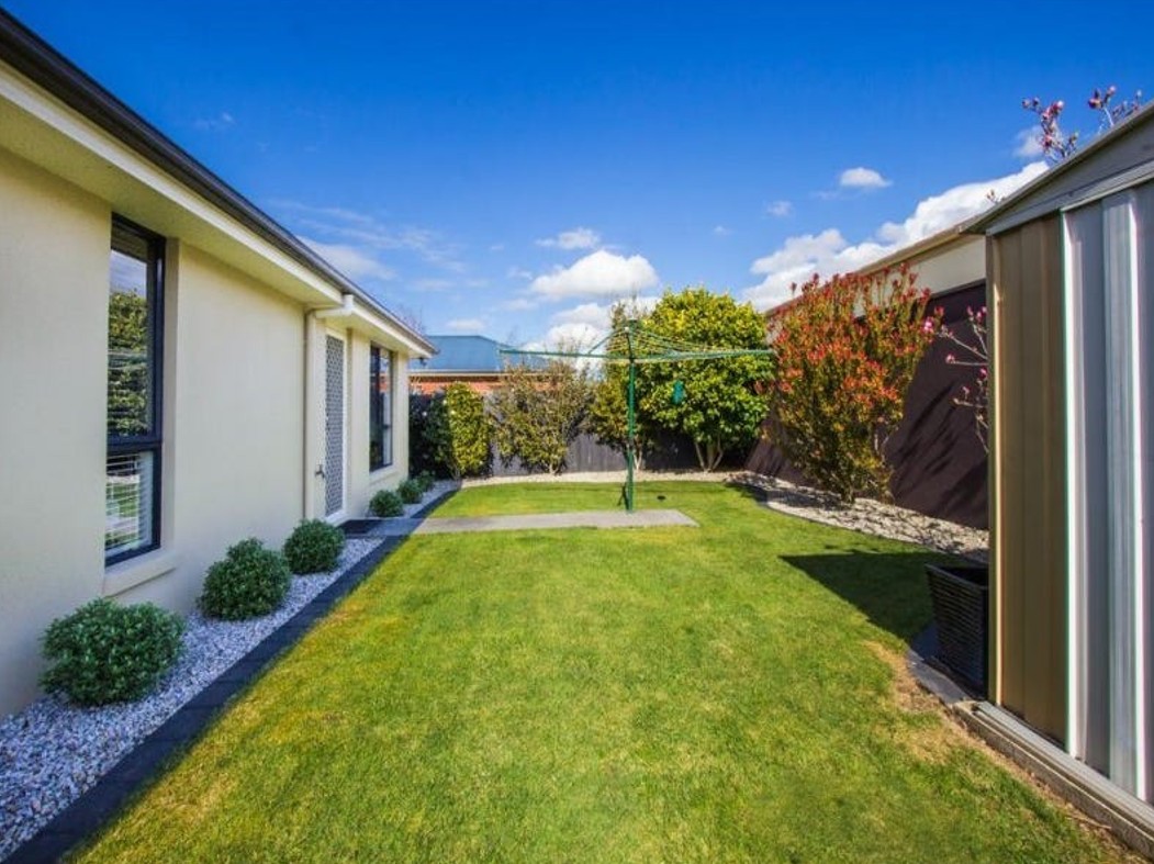 Spacious bedroom with private ensuite available in a modern SIL home in Newstead — Home image 3