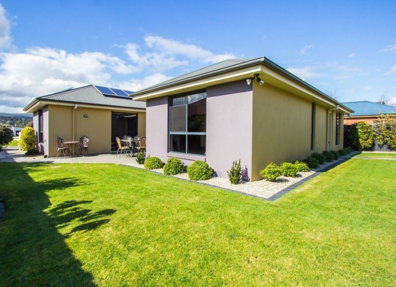 Spacious bedroom with private ensuite available in a modern SIL home in Newstead — Home image 4