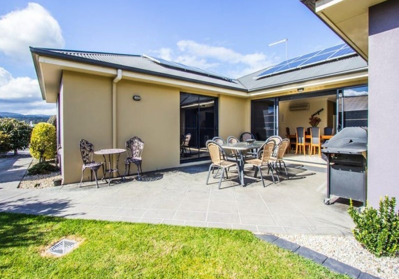 Spacious bedroom with private ensuite available in a modern SIL home in Newstead — Home image 6