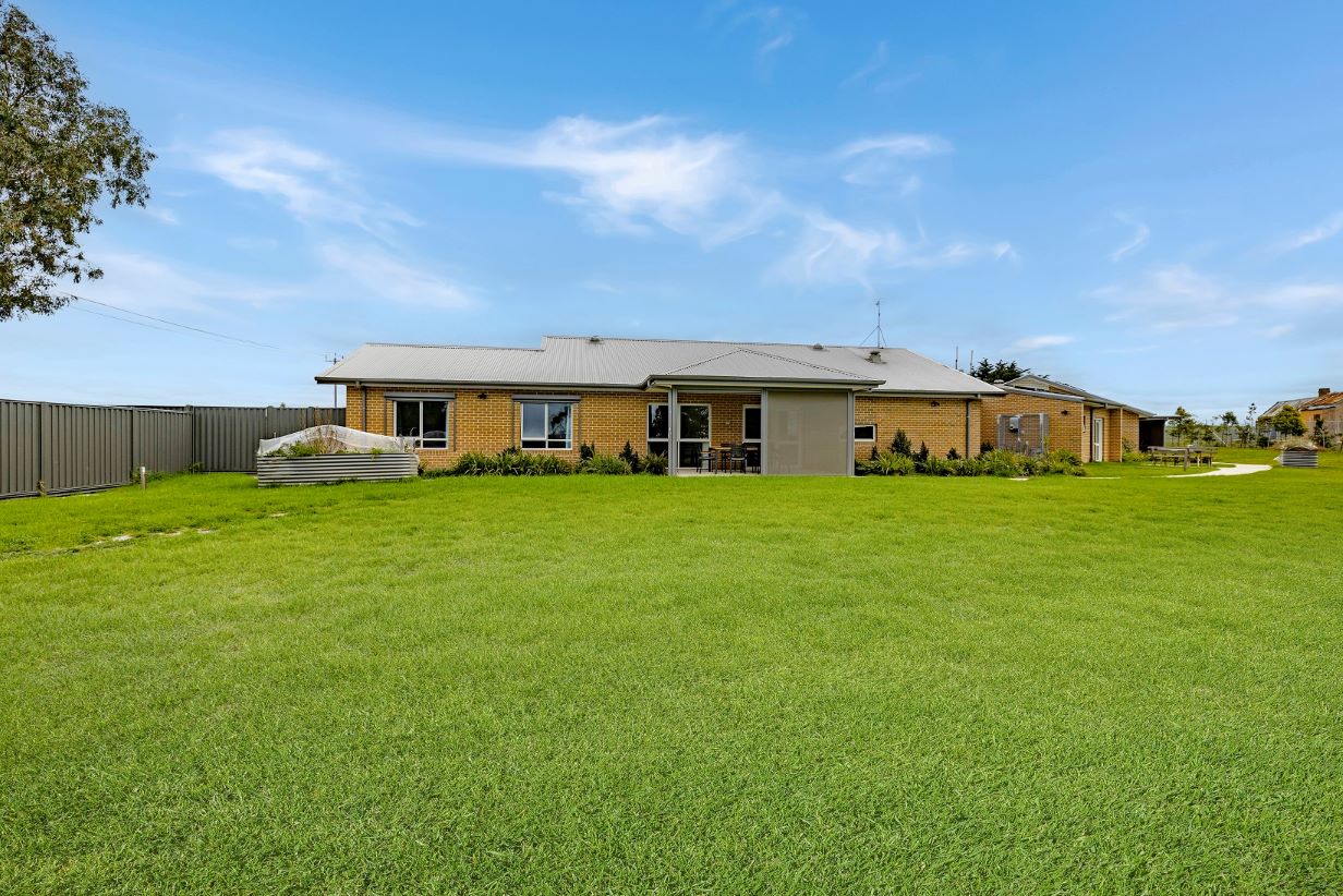 Vacancy in a spacious SDA home in Lovely Banks in Moorabool