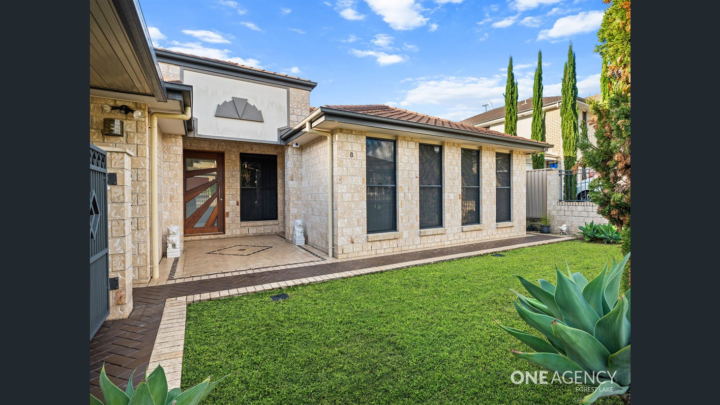 IMMACULATE SIL HOUSE AVAILABLE — Home image 3