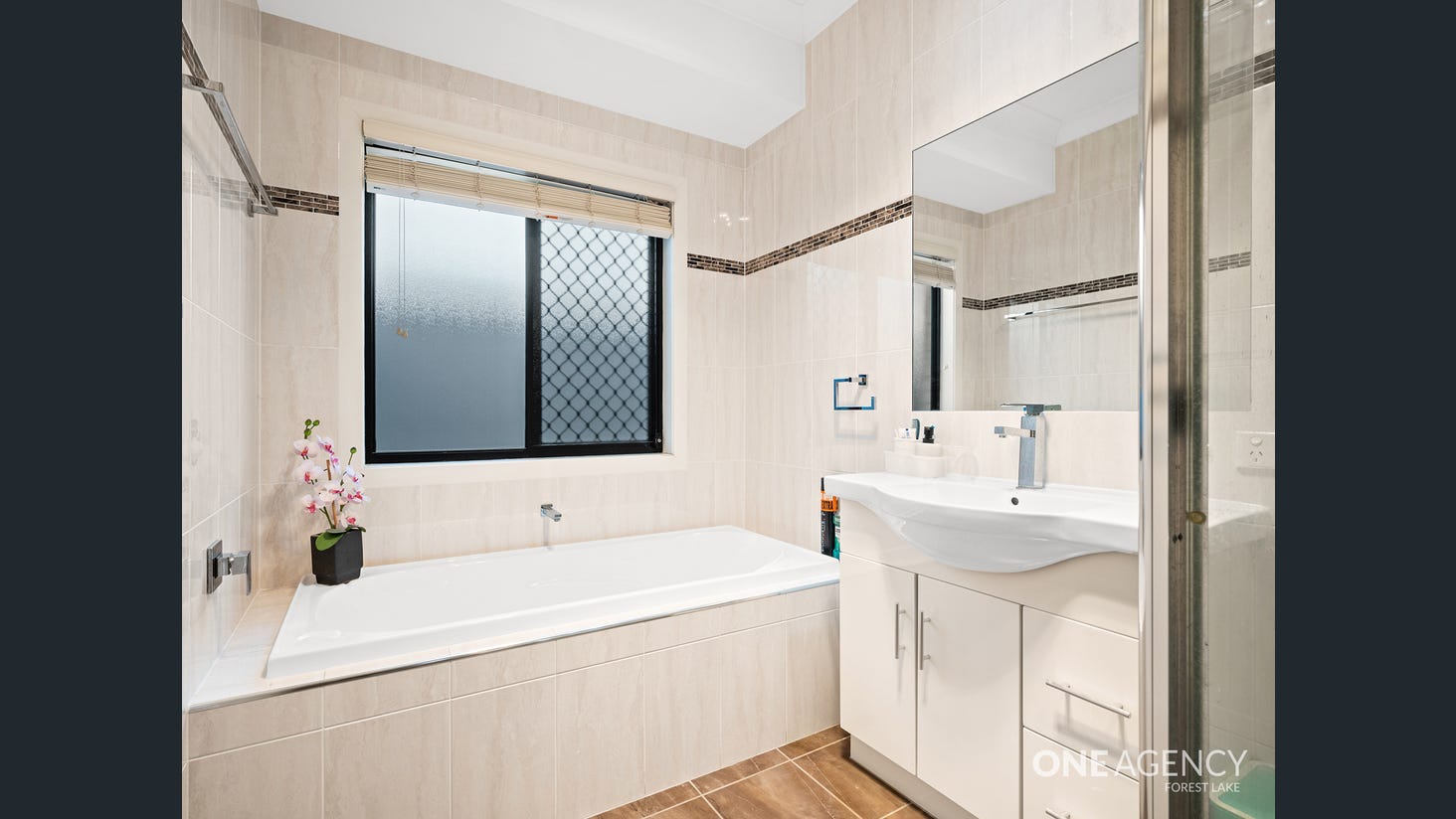 IMMACULATE SIL HOUSE AVAILABLE — Home image 16