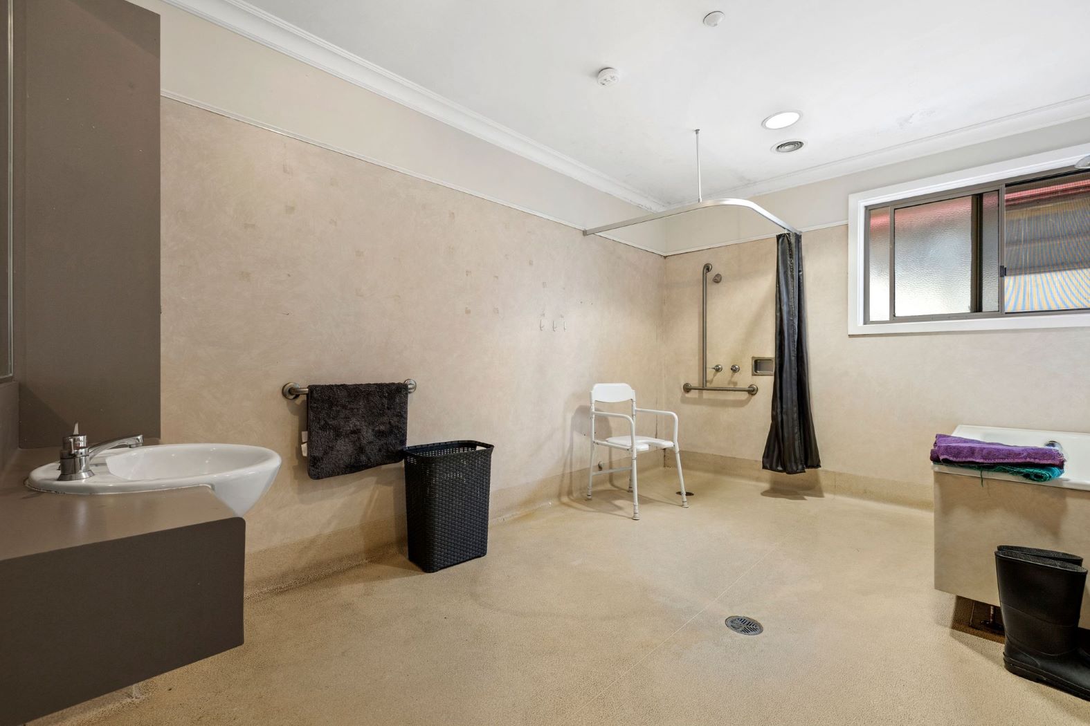 Conveniently located and brimming with robust features located in Croydon — Home image 8