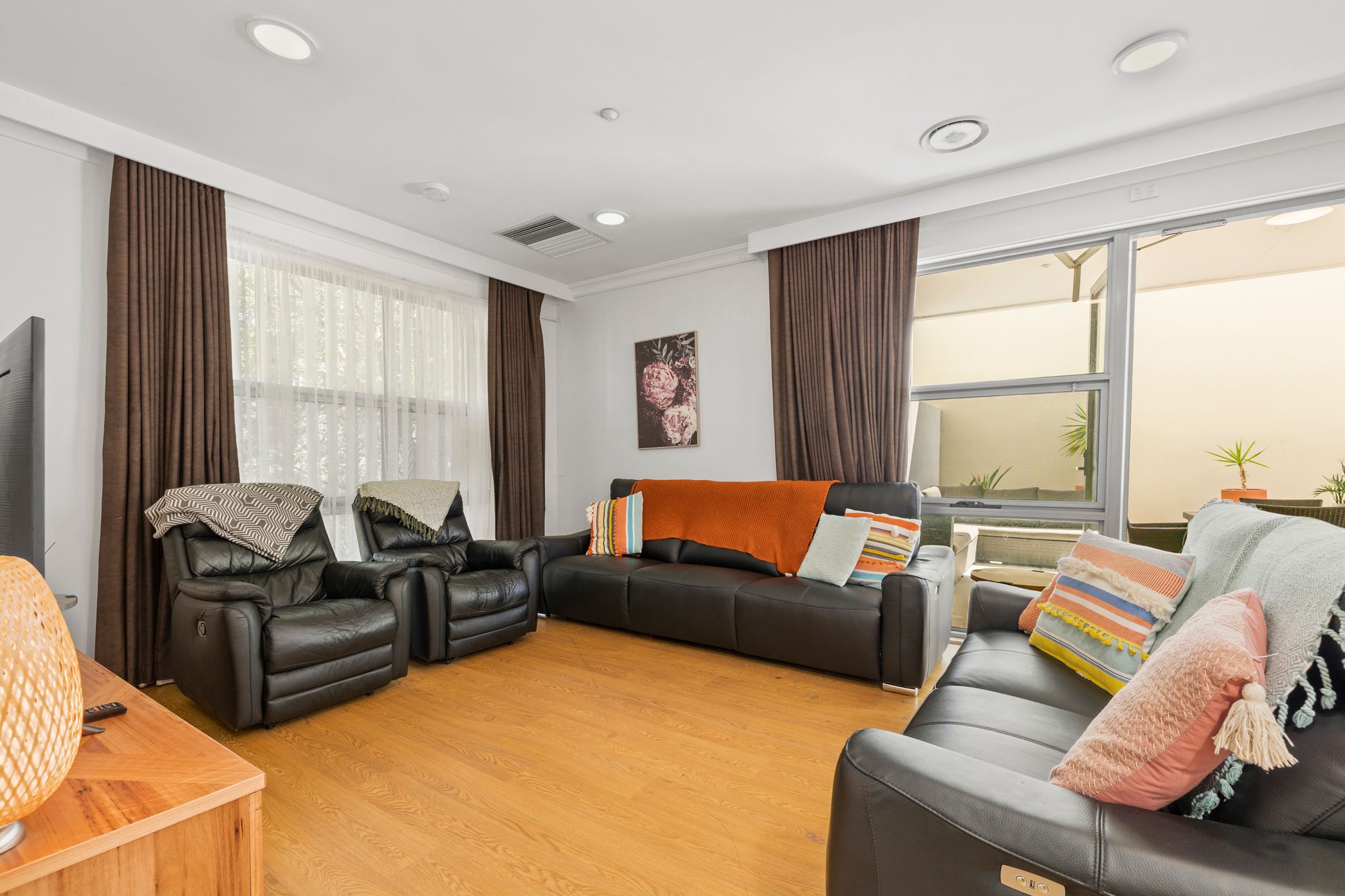 This contemporary home located in sought after Kew has 2 vacancies. — Home image 8
