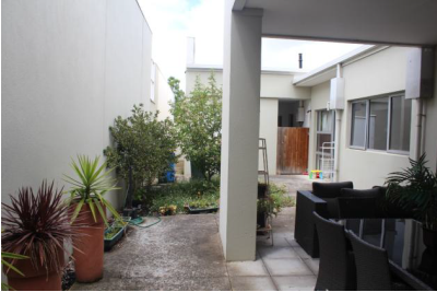 This contemporary home located in sought after Kew has 2 vacancies. — Home image 11