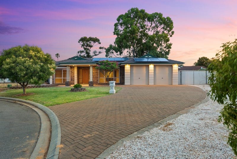 Spacious 4-Bedroom Contemporary Home in Clovelly Park in Clovelly Park