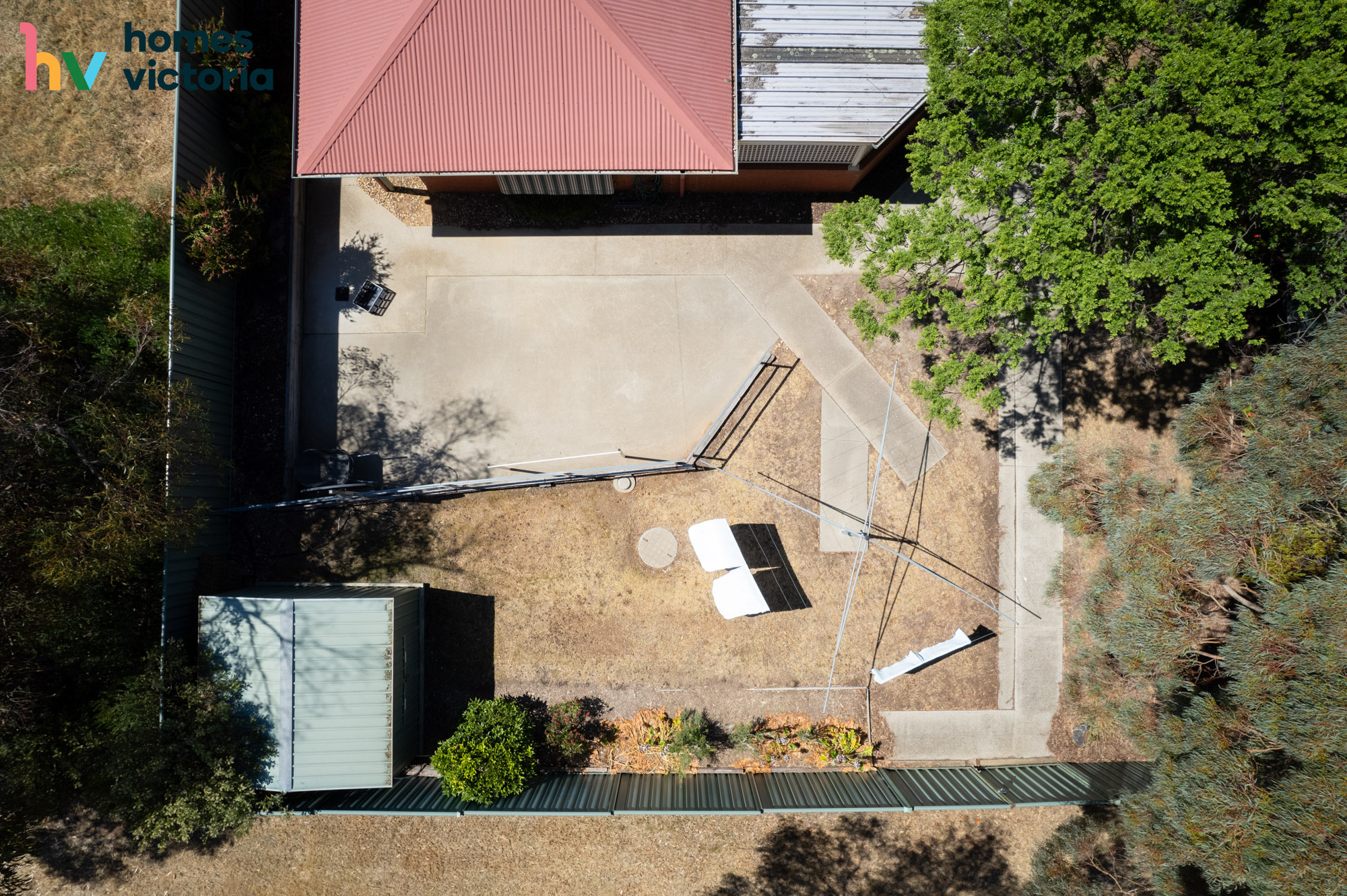 Spacious living amongst trees and gardens — Home image 14