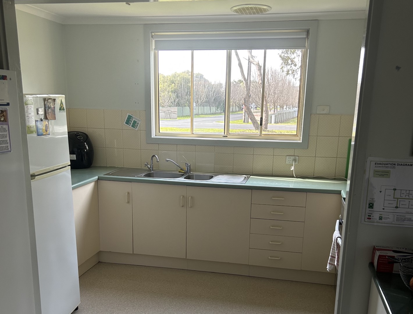KINGSTON SOUTH EAST AVAILABLE NOW! 3 Bedroom Basic Share Home — Home image 3