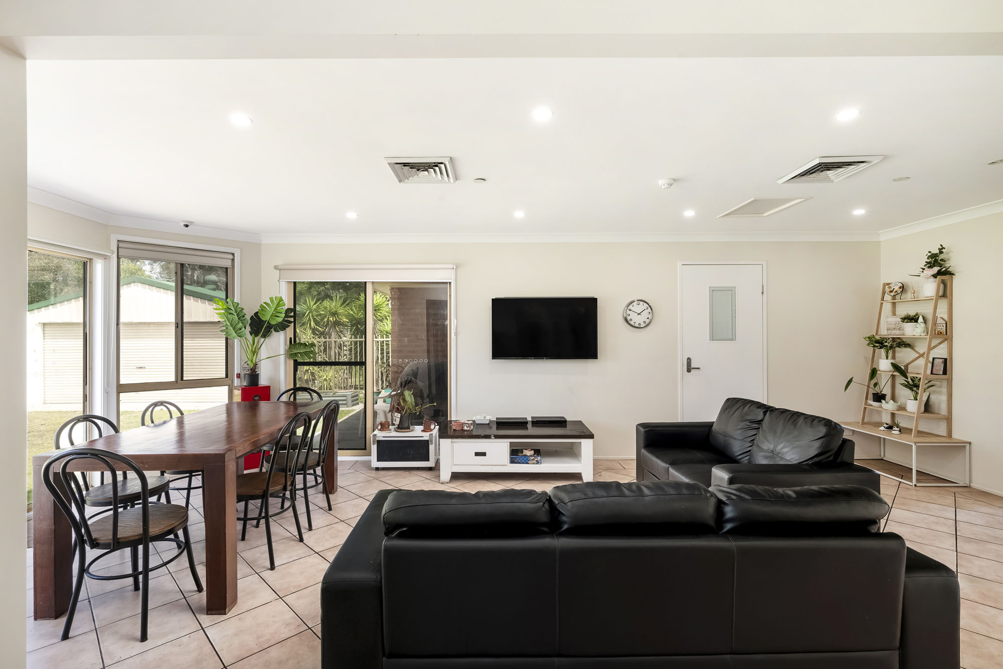 Self contained studio unit in Williamtown on acreage — Home image 2
