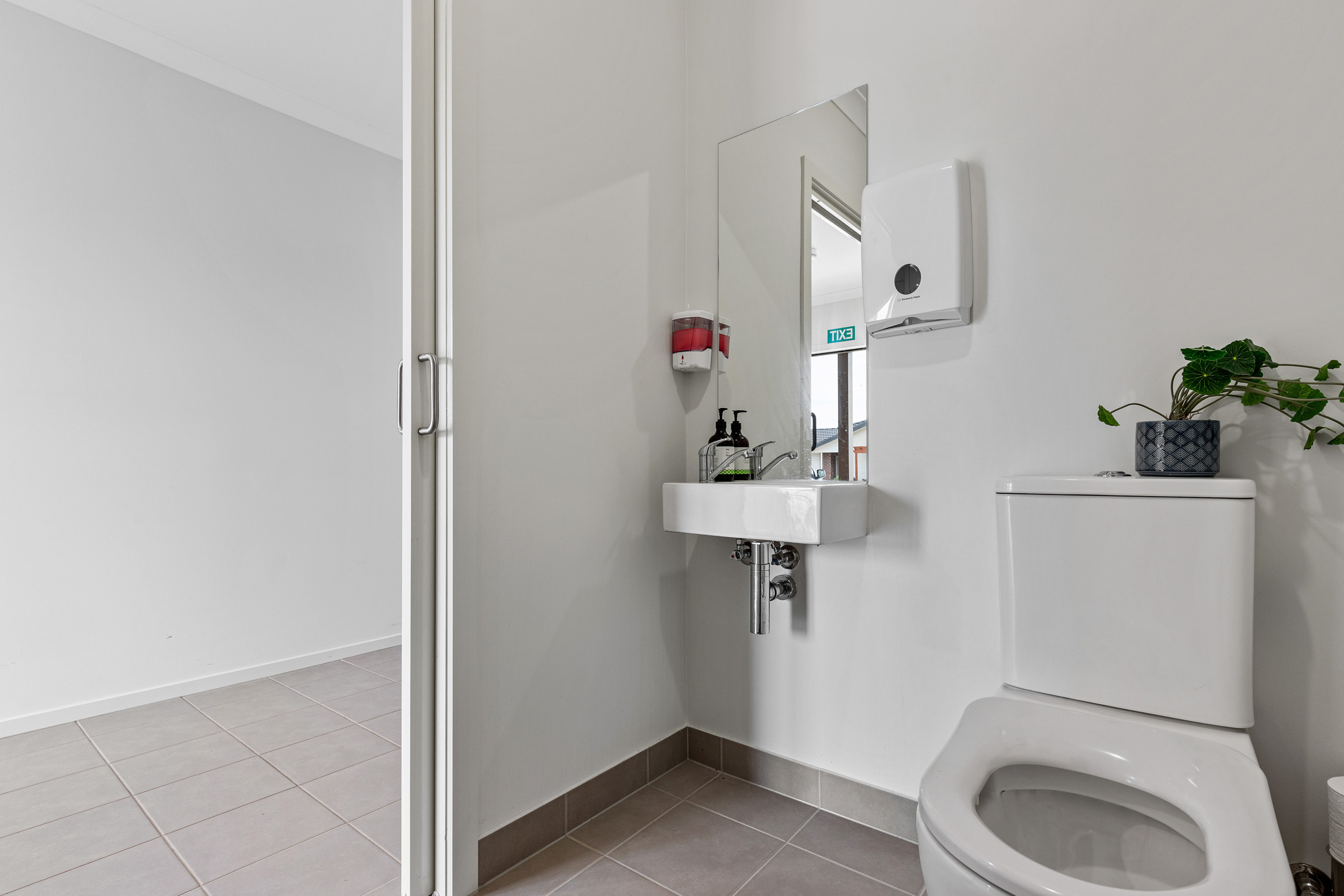 DEBONAIR HPS/FA (Female Only) - Craigieburn, Victoria — Home image 4